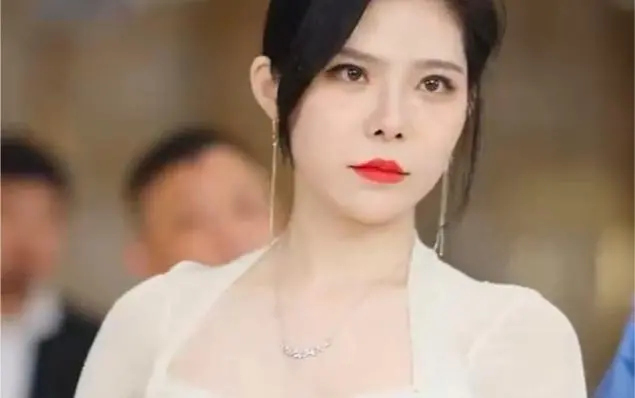 《我的25岁白富美老婆》：平凡男逆袭娶妻记，霸道总裁爱上我？